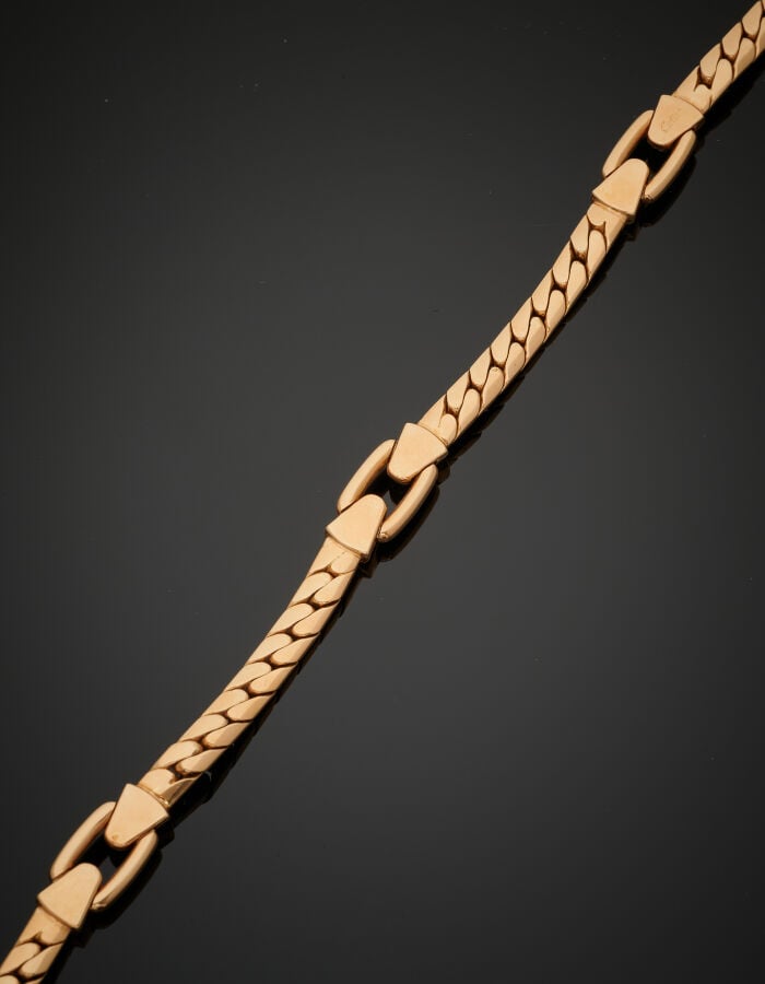 CARTIER - COLLIER en or jaune (750‰) à maille gourmette plate alternée de trois…