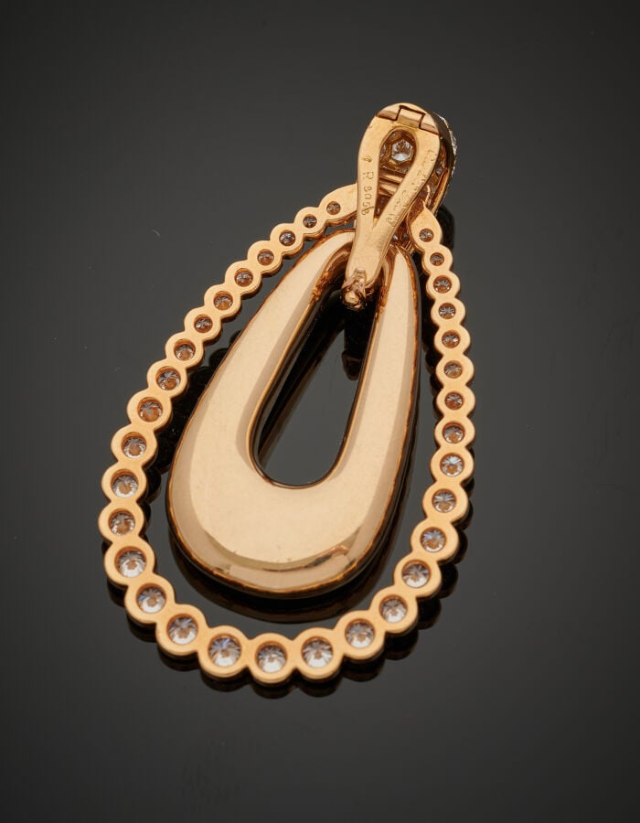 CARTIER - PENDENTIF « goutte » en or jaune (750‰) ajouré, serti d'un alignement…