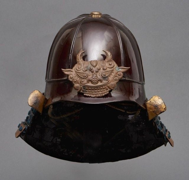 Casque à six lamelles en laque marron foncé en forme de «bol à nervures» (sujibachi kabuto