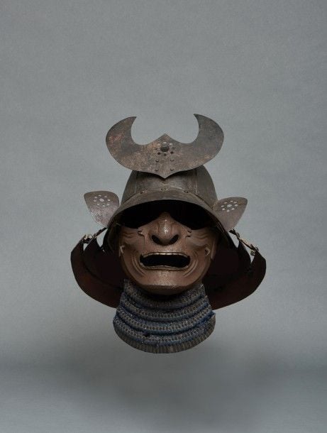 Casque de Guerrier japonais à six plaques en forme de « bol à nervures » (sujibachi kabuto) garni d’un double protège-nuque (shikoro) et embelli de cordelettes noire