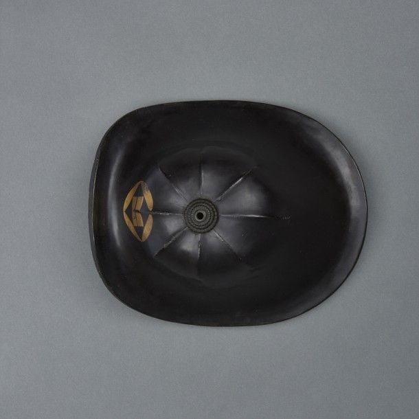Casque de samouraï bat? jingasa figurant sur la partie avant un emblème en laque dorée présentant des carrés dans un cercl