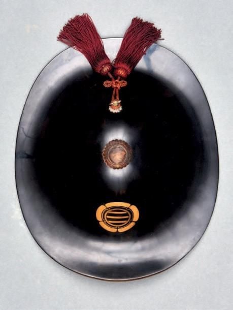 CASQUE DE SAMOURAÏ (bato jingasa) de forme allongée et laqué noi