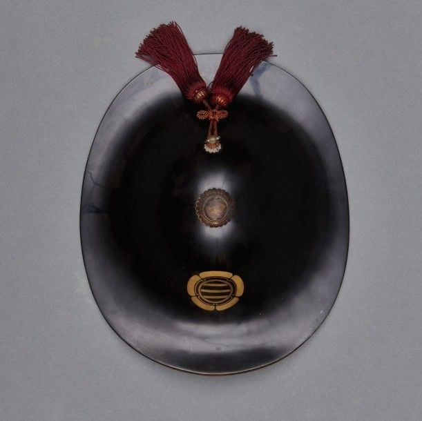 Casque de samouraï (bato jingasa) de forme allongée et laqué noi
