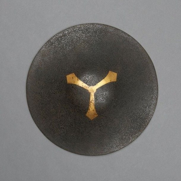 Casque de samouraï de forme plate et laqué noir (ichimonji jingasa