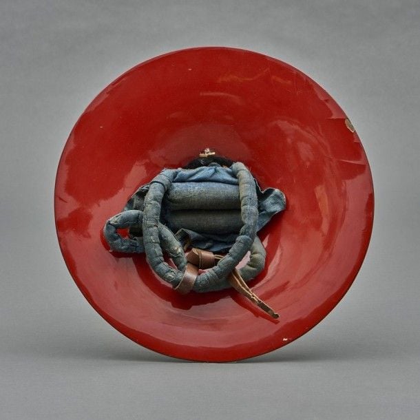 Casque de samouraï de forme plate et laqué noir (jingasa