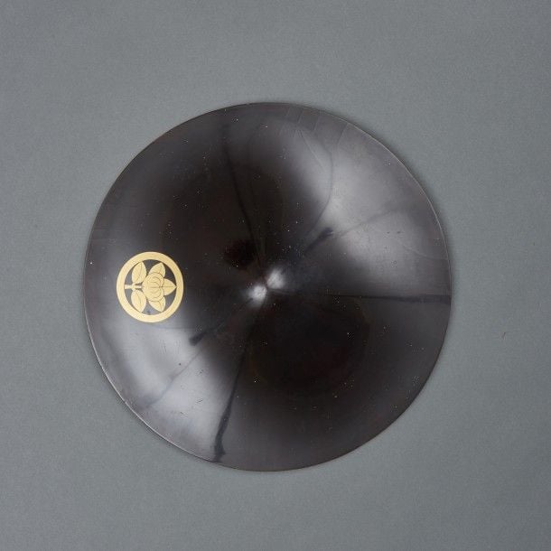 Casque de samouraï de forme plate laqué noire (ichimonji jingasa