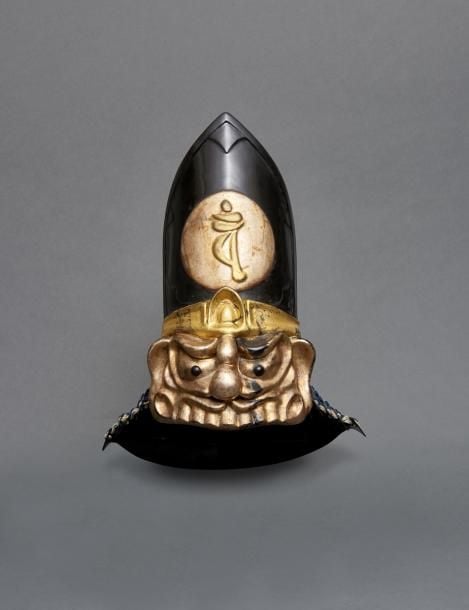 Casque de samouraï garni de laque noire et d'une forme peu courant