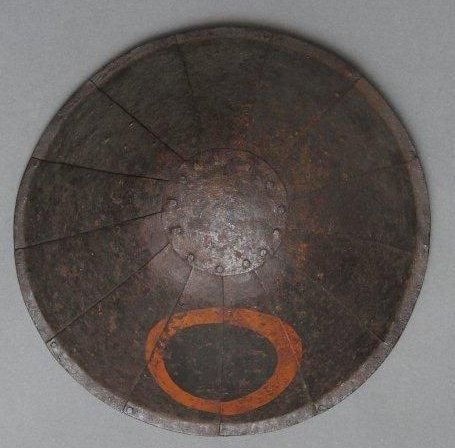 Casque de Samouraï (jingasa) composé de treize lamelles de fer laquées noire