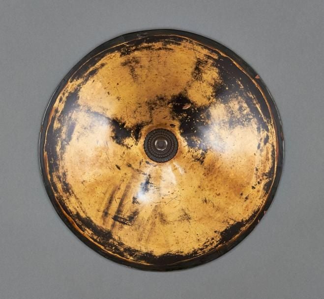 Casque de samouraï jingasa décoré des deux côtés de laque ancienne doré