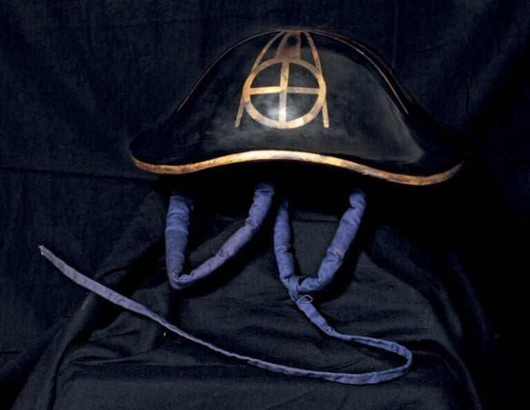 Casque de Samouraï (Jingasa) en laque noire à décor de motif géométrique et emblème (mon) en laque d'o