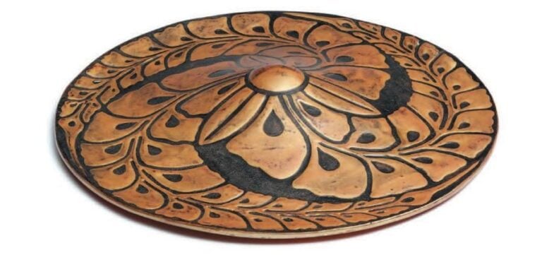 Casque de samourai (jingasa) figurant trois grandes fleurs de wistéria (mitsufujidomoe mon) en laque maki-