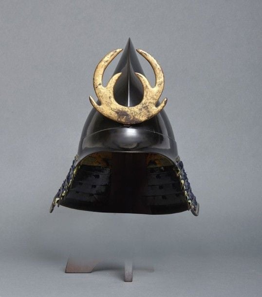 Casque eboshi garni de laque brillante noire (eboshinarikabuto