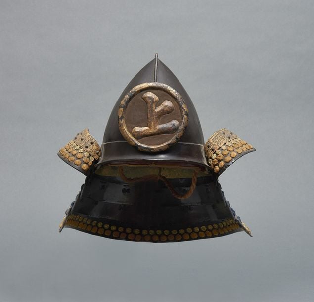Casque en forme de pêche et laqué noir (momonarikabuto