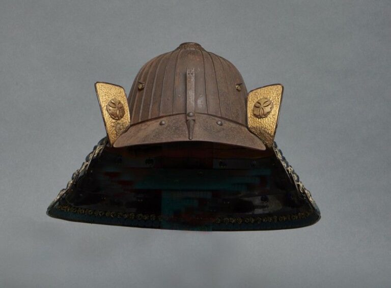 Casque en métal en forme de «bol à nervures» et composé de trente-deux lamelles (sujibachi kabuto