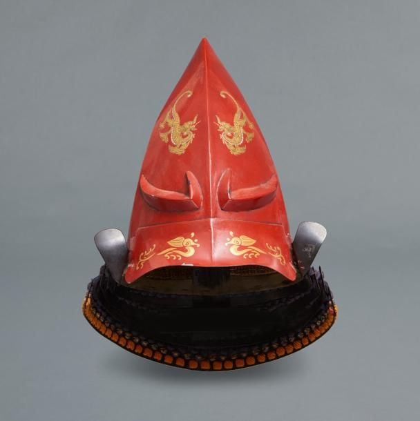 Casque garni de laque rouge rappelant la forme d'un casque eboshi (eboshinari kabuto