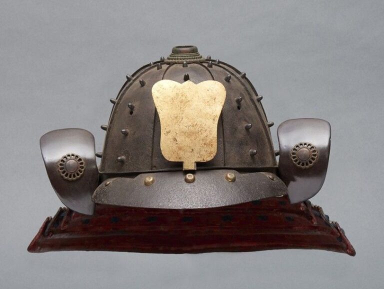 Casque hoshi-kabuto en metal à huit plaques avec un petit maedate doré en forme d'éventail uchiw