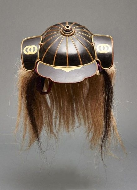 Casque kabuto en bois laqué noir et de forme plate dont l'apparence rappelle un casque de méta