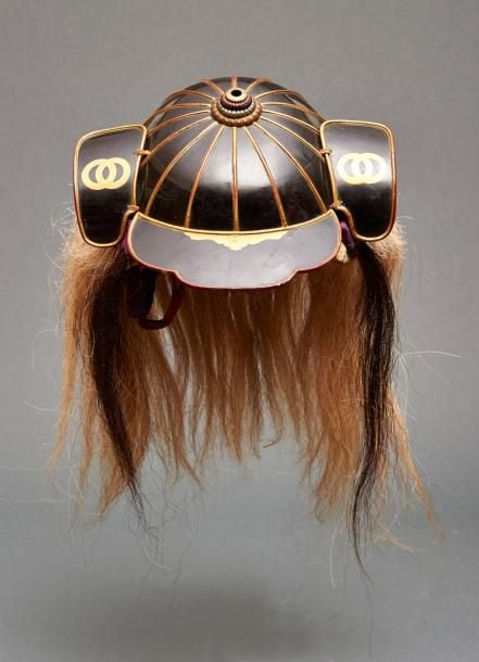 Casque kabuto en bois laqué noir et de forme plate dont l'apparence rappelle un casque de méta
