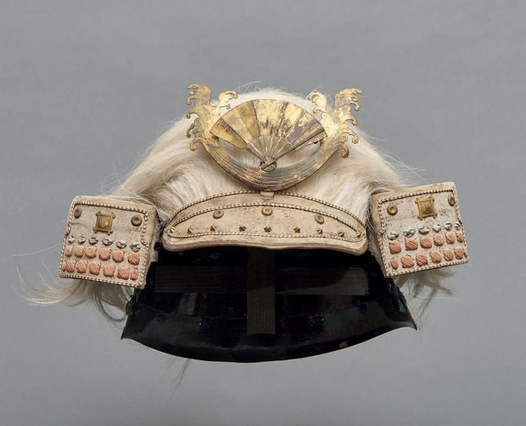 CASQUE KABUTO entièrement décoré de poils de queue de cheval blanchis (s??g??