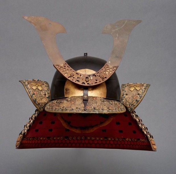 Casque laqué noir en forme de tête confectionné avec quatre plaques (zunari kabuto