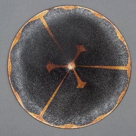 Casque militaire de samouraï (jingasa) décoré d'une croix à trois branches et de laque maki-e doré