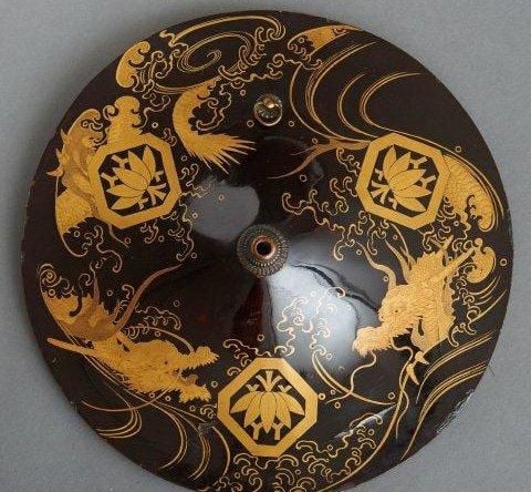 Casque militaire de samouraï (jingasa) laqué noir avec laque maki-e doré