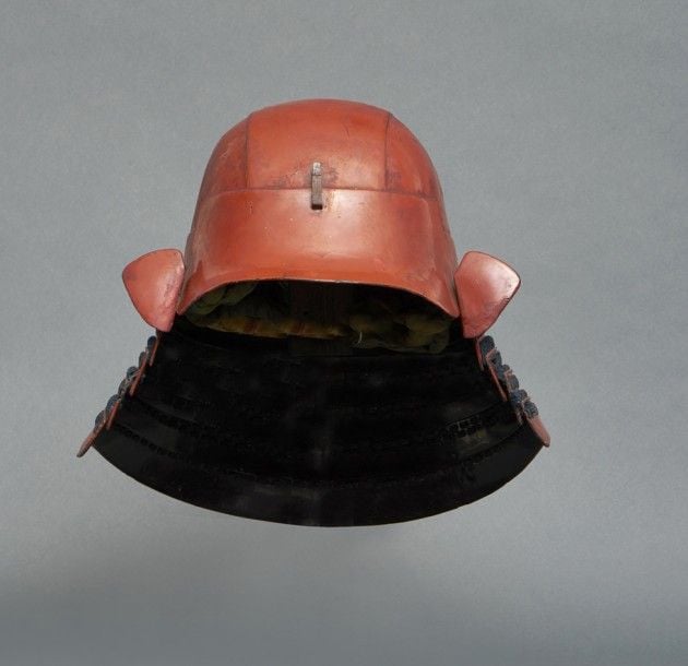 Casque zunari à six lamelles capité la tête, laqué roug