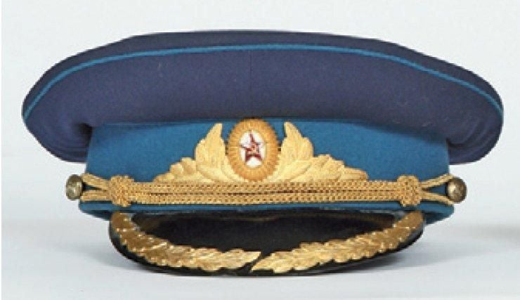 Casquette d'officier supérieur de l'armée de l'air soviétique en drap bleu aec insignes en métal dor