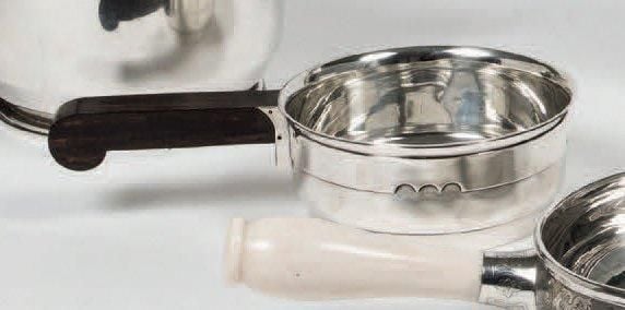 CASSEROLE À SAUCE en argent uni à bandeau stylisé; manche en boi