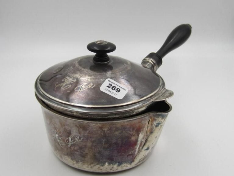 Casserole couverte en argent(950 ‰), manche en bois noirci; le couvercle monogrammé HG Poinçon Minerve