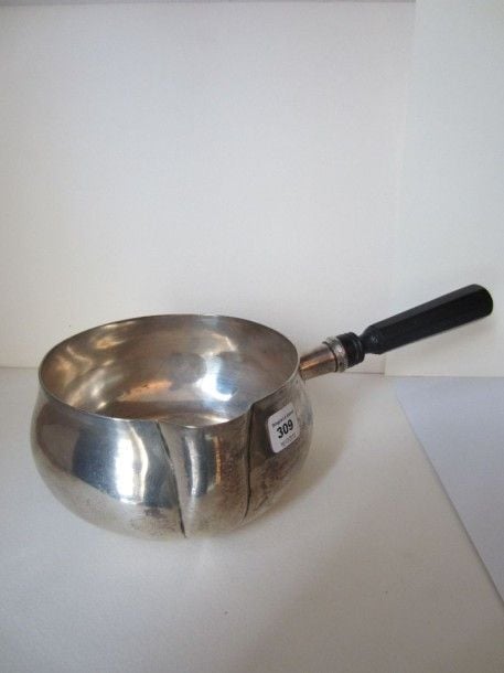 Casserole en argent, le corps bombé chiffré BJL sous couronne de marquis, le manche en bois noirci à pan