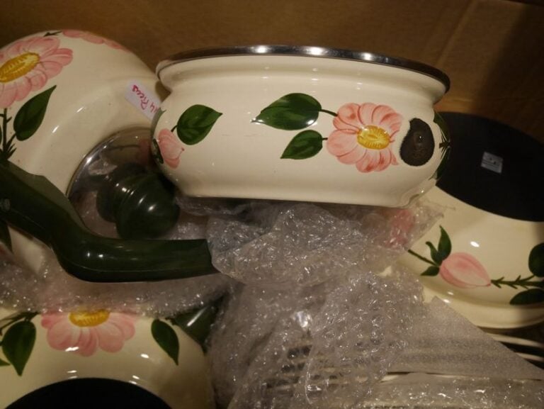 Casseroles et assiettes décor floral