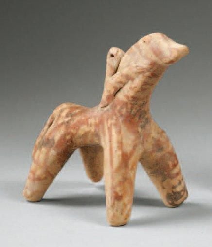 CAVALIER Personnage stylisé aux yeux percés, agrippé à l'encolure de son cheva