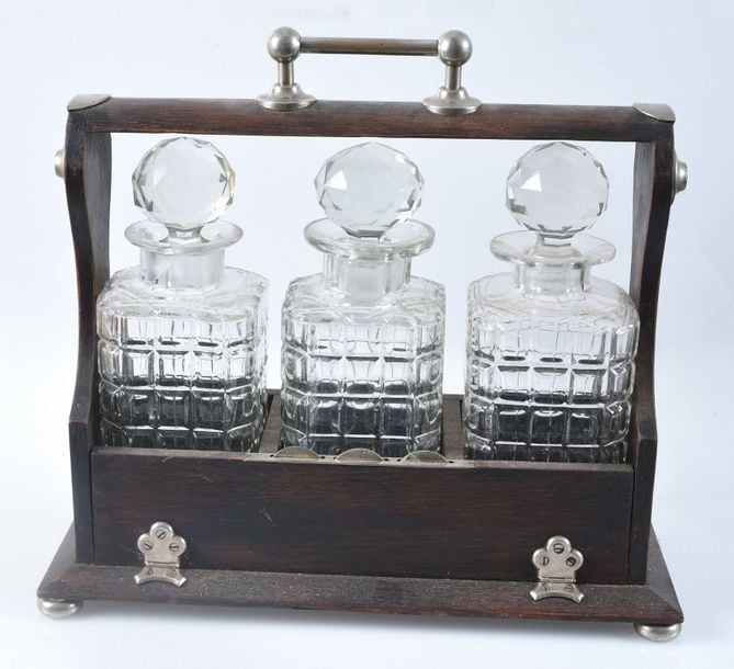Cave à liqueur en bois à système amovible, renfermant trois flacons à section carrée en verre moulé et bouchons boule taillé
