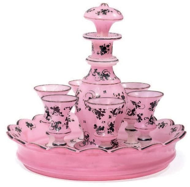 * Cave à liqueur en opaline rose et décor appliqué argent