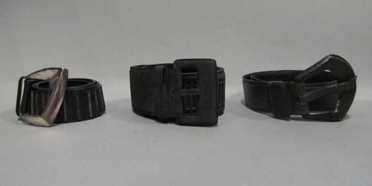 CEINTURE à boucle en daim anthracite à effet 'grillagé' (T68 cm