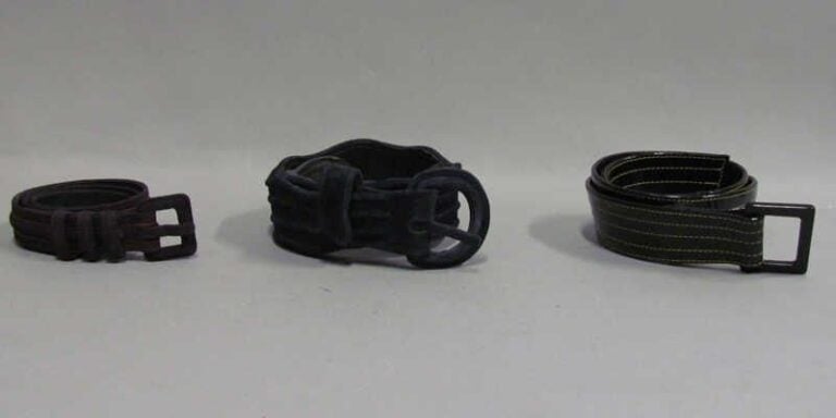 CEINTURE à boucle en daim marine nervurée festonnée (env T70 cm) (manque griffe