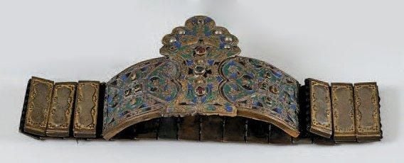 Ceinture de mariage ornée de colombes Laiton argenté, doré et émaillé, cabochons de verre Grèce, début du XIXe siècle Longueur: 68 cm Une ceinture présentant une forme et un décor proches, mais datée «1798», est conservée dans les collections du Musée Benaki à Athènes (EA 220)