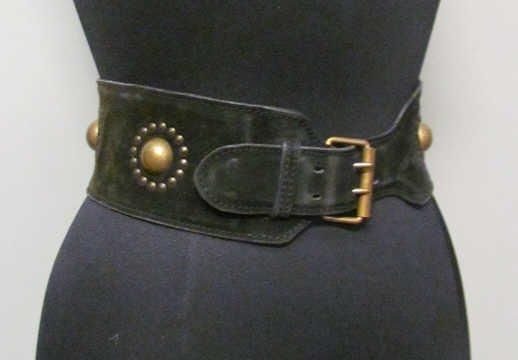 CEINTURE en daim bicolore noire et bronze ornée de cabochons et de clous en métal cuivré (T65 cm) (patine d'usage)