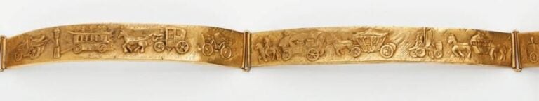 CEINTURE en métal doré articulé à motifs de carrosses, chars, bicyclettes, véhicule