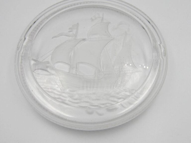 CENDRIER en verre moulé à décor d'une caravell