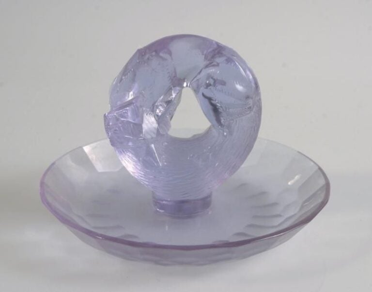 Cendrier en verre violine, la coupe taillée à nid d'abeille, la prise moulé en forme de renar
