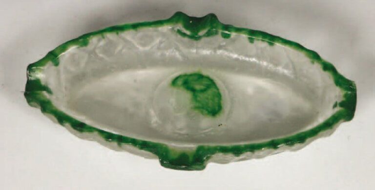 Cendrier Médaillon (1923) Epreuve en pâte de cristal vert et blanc Signature monogramme Lon