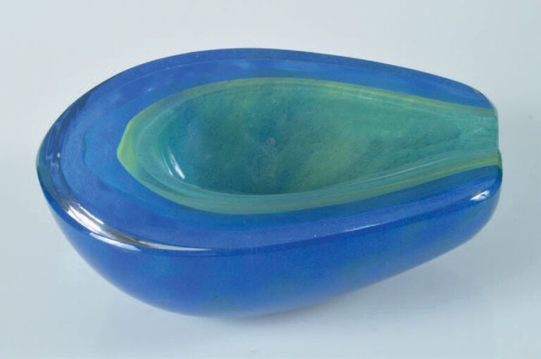 Cendrier ou vide-poche ovoïde en verre multicouche incolore, bleu et ver