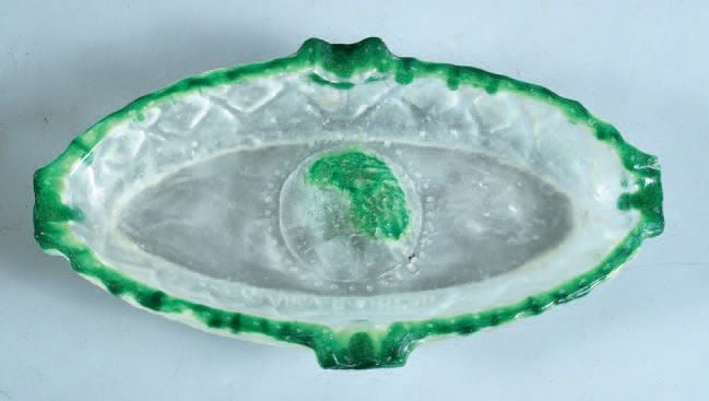 Cendrier ovale «Médaillon» en pâte de cristal incolore à bordure verte et bandeau de croisillons; motif central de tête d'Egyptienn