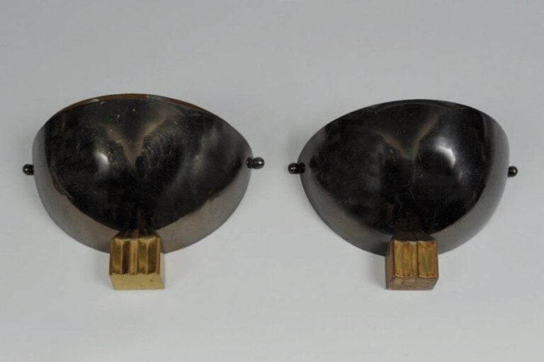 Cendriers muraux à corps demi hémisphérique en métal bruni et bague de fixation rainurée, doré