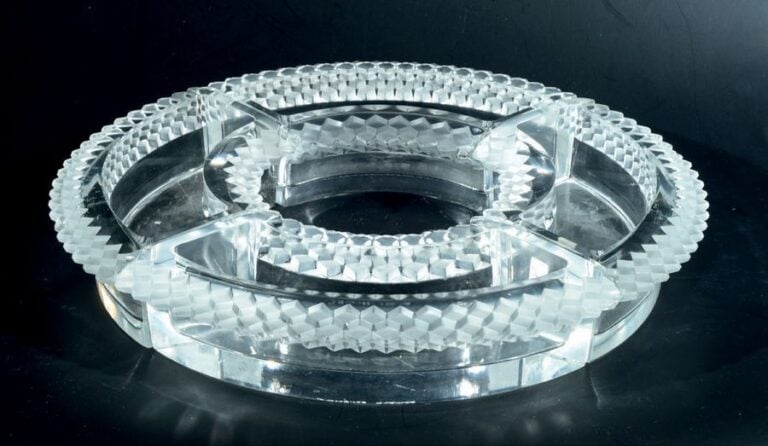 Centre de table «Valenciennes» composé de quatre éléments en quart de cercle à bords dentelés (quelques éclats aux angles