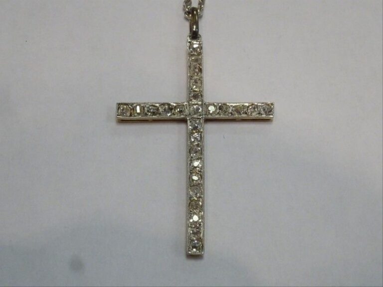 CHAINE en or blanc 18K (750°/00) à maillons forçat facettés retenant une croix en or blanc 18K (750°/00) sertie de diamants taille ancienn