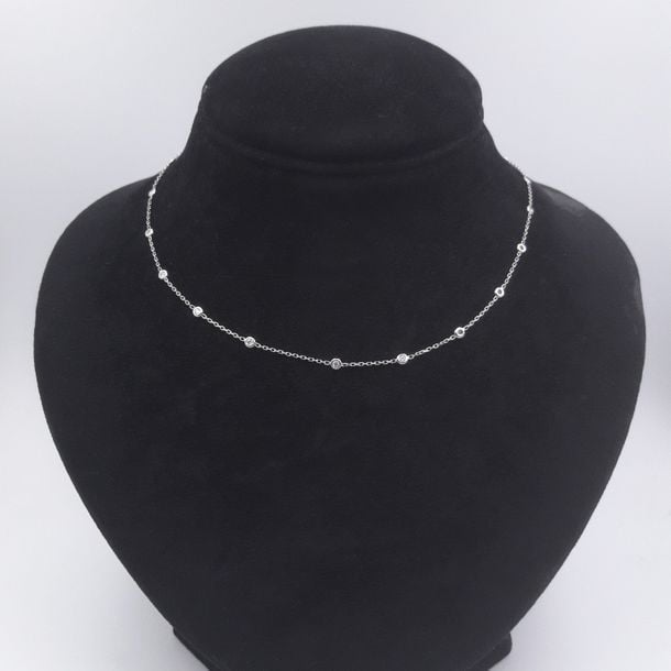 CHAINETTE en or gris (750 millièmes) serti de 18 diamants taille brillan