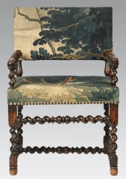 Chaise à bras en noyer au piétement et aux accotoirs torsadé